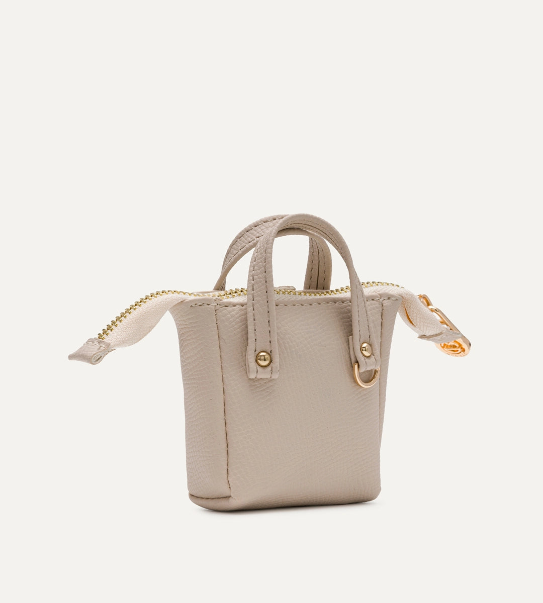 Nuvia Bej E. Deri Charm