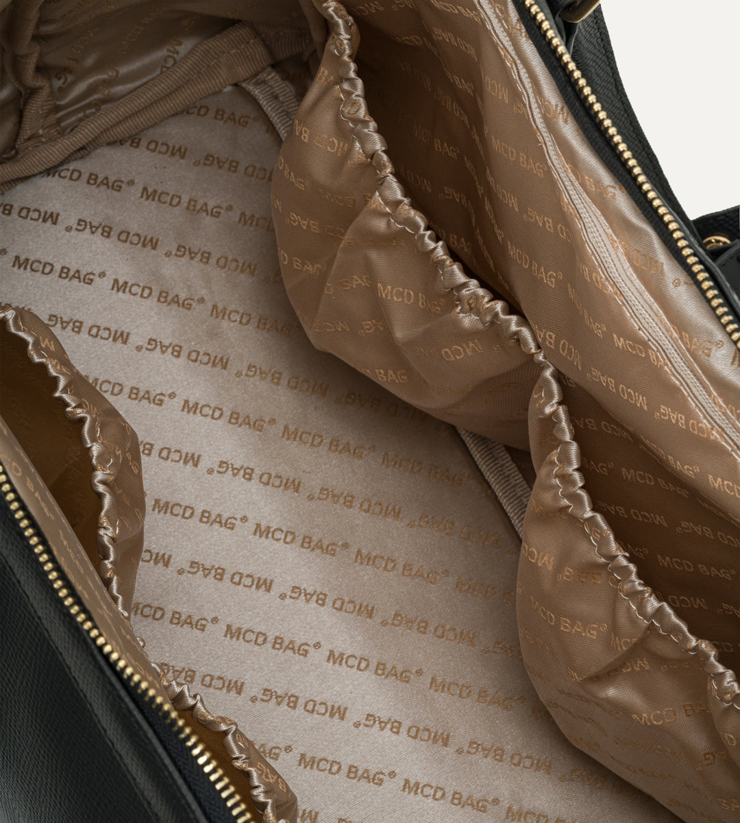 Noven Siyah E. Deri Gold Bebek Çantası