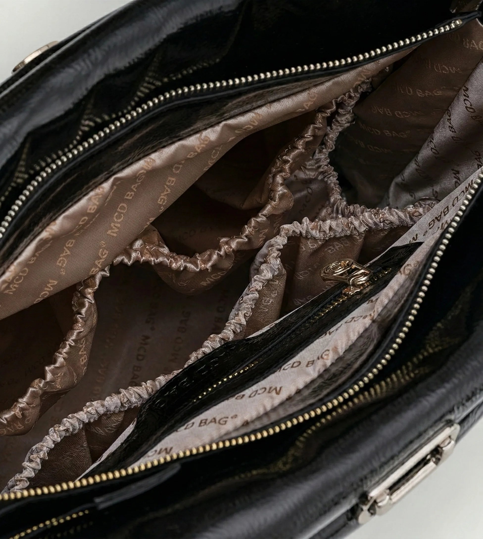 Minore Kırışık Siyah Deri Nikel Bebek Çantası