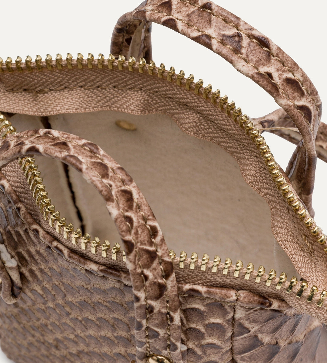 Nuvia Camel Y. Deri Charm